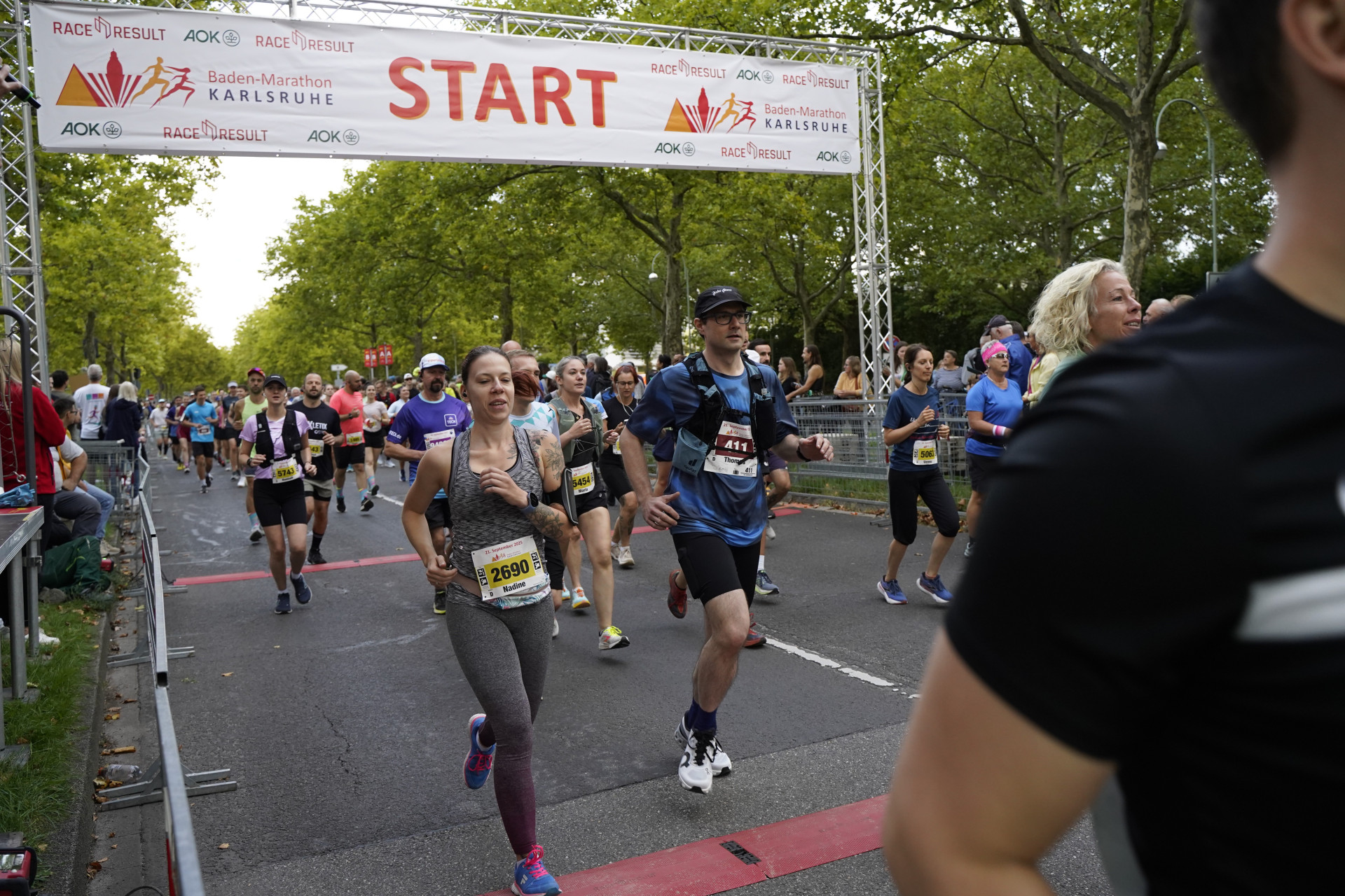 Läufer beim Start des Badenmarathons.